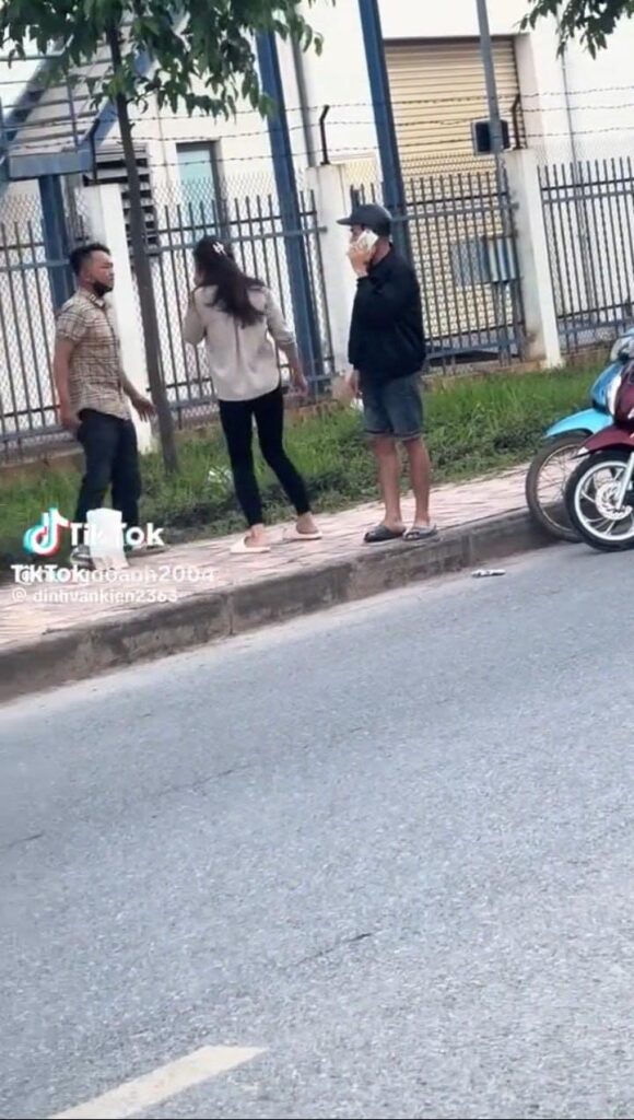 Vjdeo hai người đ:àn ông thay nhau t:ác đ:ộng liên t:ục c:ô g:ái…