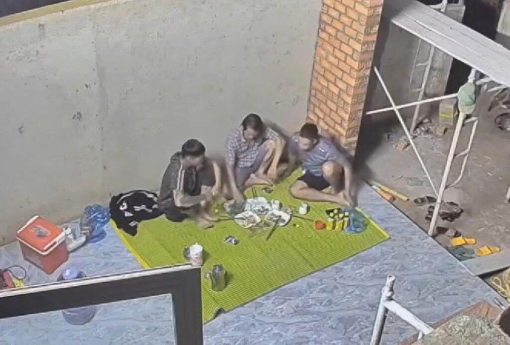 Đang tình anh em, chén chú chén anh vào thế là thành đối thủ