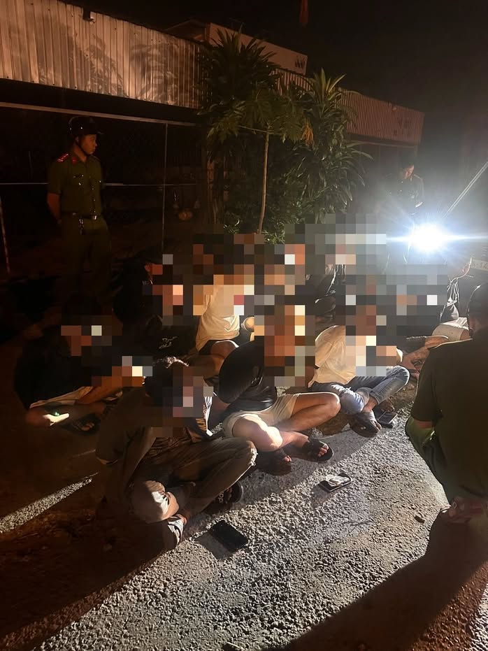 Công an phát hiện bí mật động trời bên trong ô tô chở 20 thanh niên