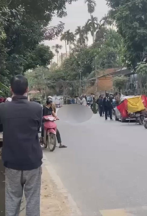 Video học sinh cấp 2 đi xe điện bị xe container c.á.n văng cả….Cân nhắc khi xem