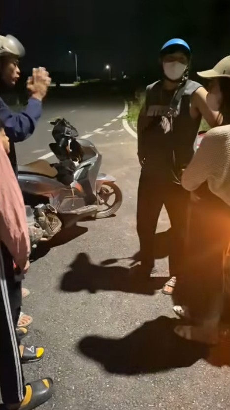 đi chơi với bạn chai b! Ck b;ắt g;ặp Nhưng phản ứng của c/\ặp đ/\ôi Tưởng chỉ có trên MV ca nhạc