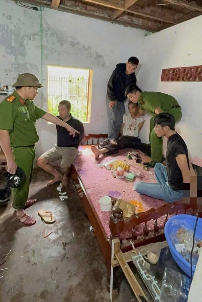 CA b;ắt quả t;;ang 03 đối tượng có hành vi sử dụng trái phép ch::/ất m;4 thu’y.