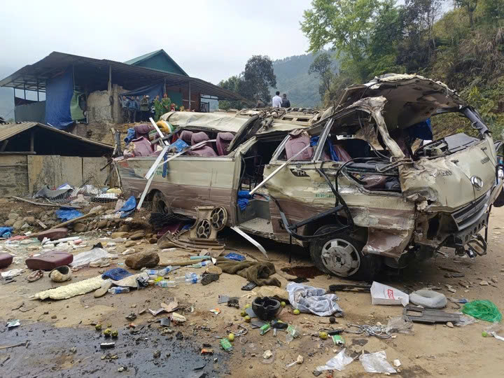 Nguyên nhân vụ lật xe chở đoàn thiện nguyện ở LC, khiến 9 người TUVONG