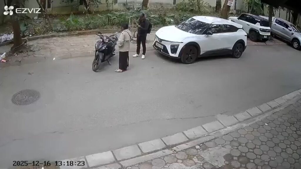 Thanh niên đ/\âm b:ạn n/\ữ ngay giữa đường ở Hà Nội