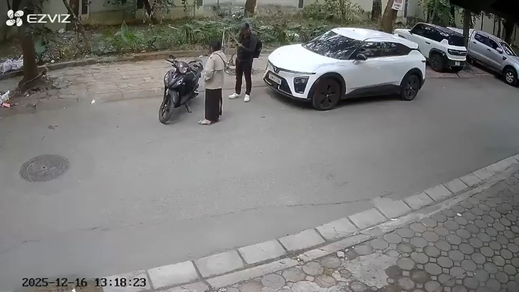 Thanh niên đ/\âm b:ạn n/\ữ ngay giữa đường ở Hà Nội