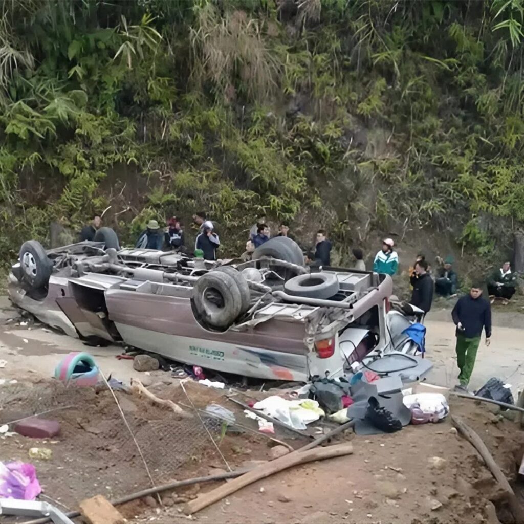 Vjdeo Quá thươg tâm Xót xa:  L:ật xe 29 chỗ chở đoàn từ thiện, ít nhất 8ng TV