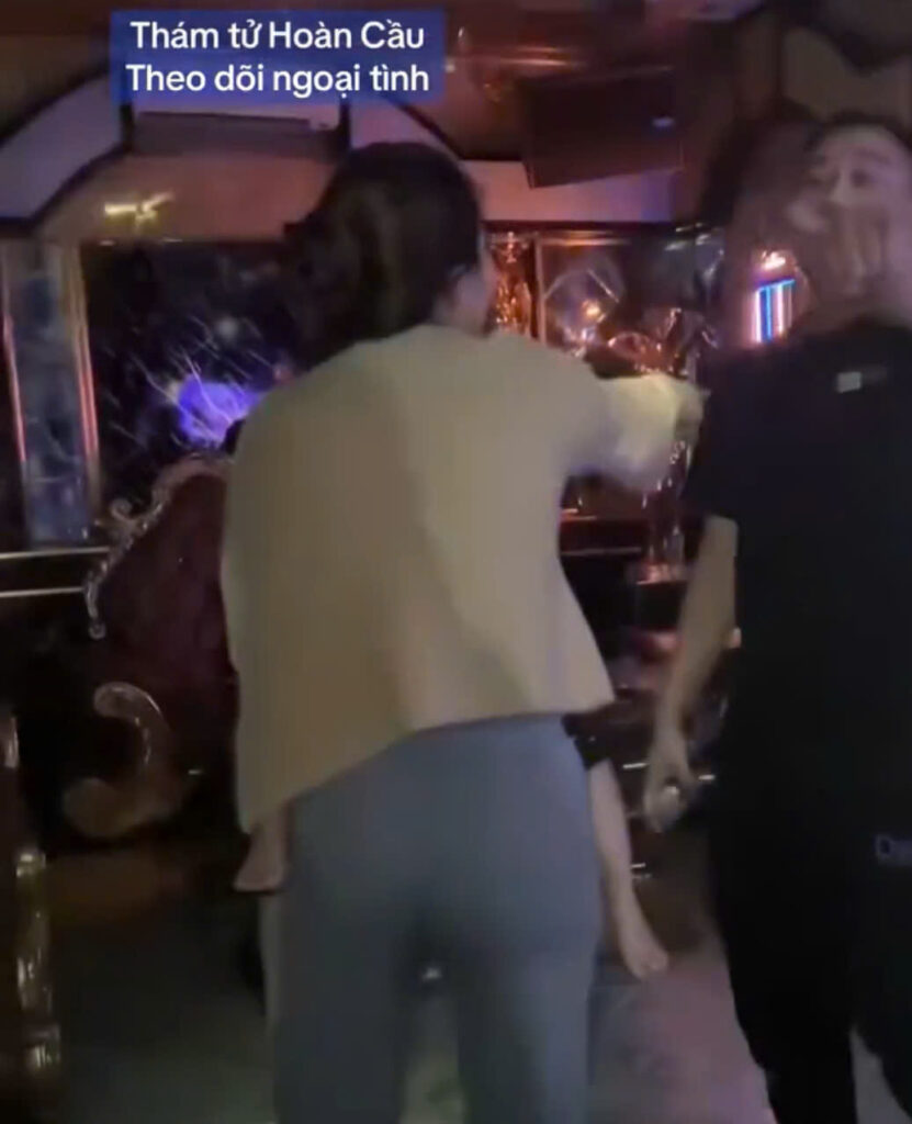 Vợ bế 2 con gái đến quán h;;át tìm chồng, thì phát hiện chồng đang song ca cùng 2 ca xĩ khác