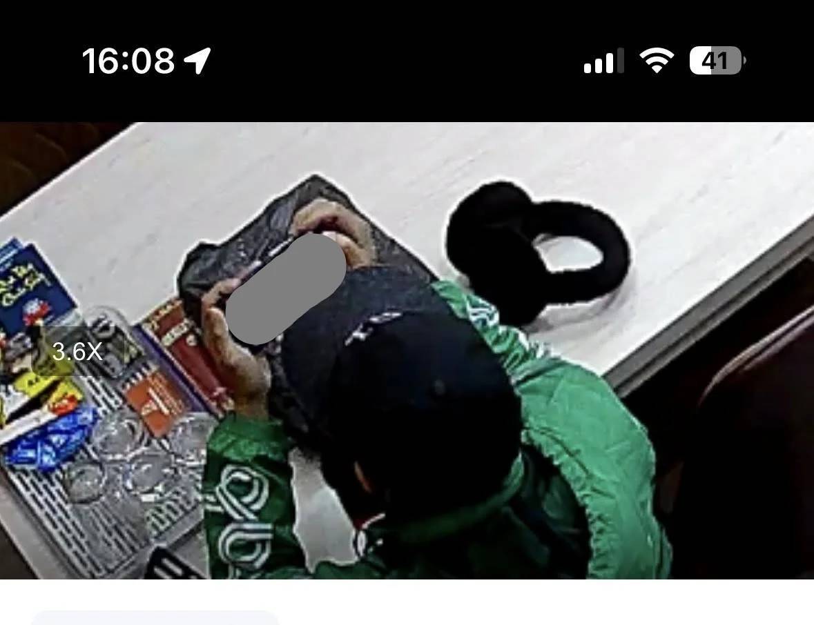 Thanh niên bịt khẩu trang kín mít vào cửa hàng mua đt và cái kết