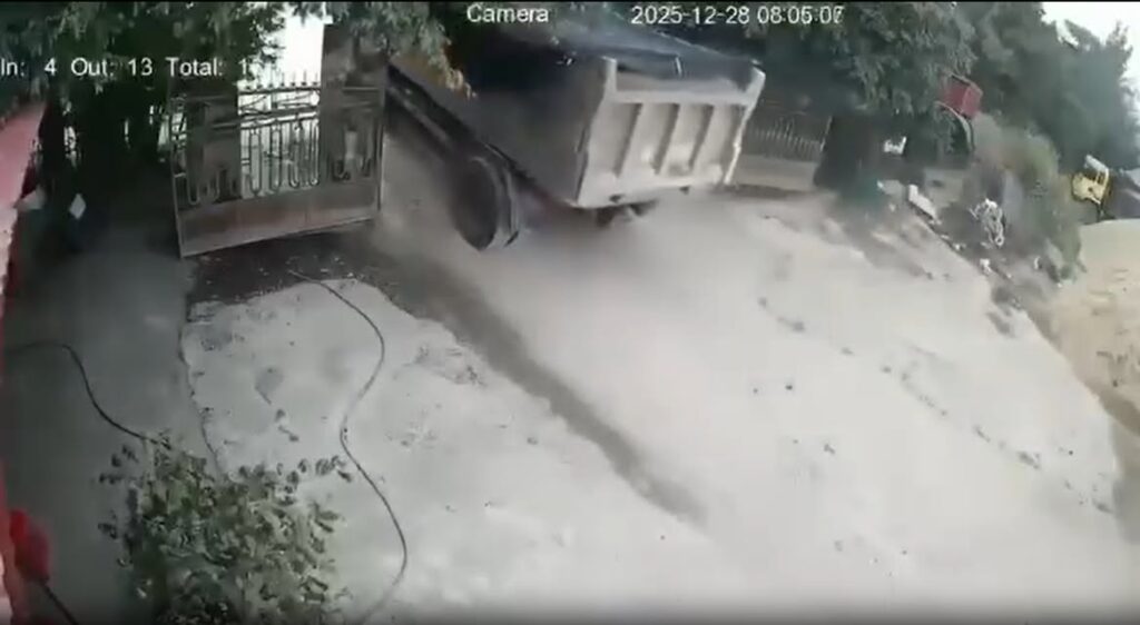 Video người đàn ông n/\ằm x/\uống trước b;ánh x;e b;en…b/\.ẹ.p cả – Cân nhắc khi xem