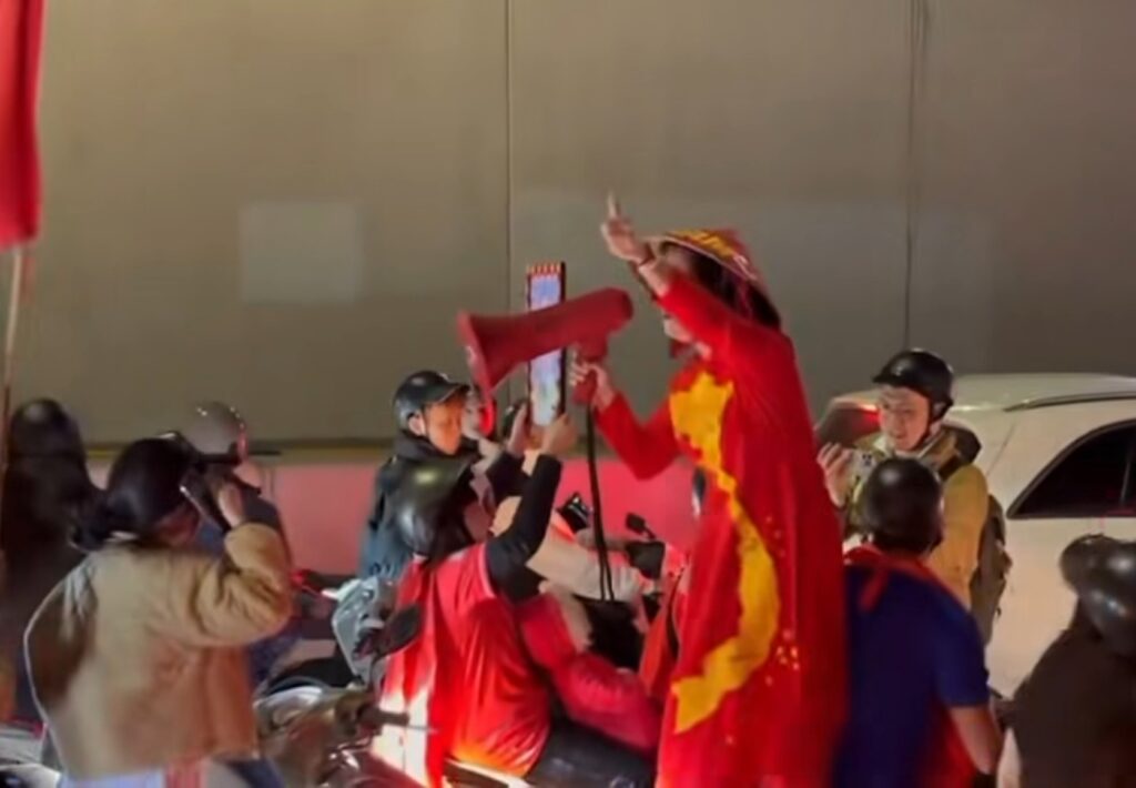 Xác minh clip người phụ nữ đi bão cầm loa hô hào: “Công an ngủ hết rồi, t:í đ:i đ:ua x:e nhé”