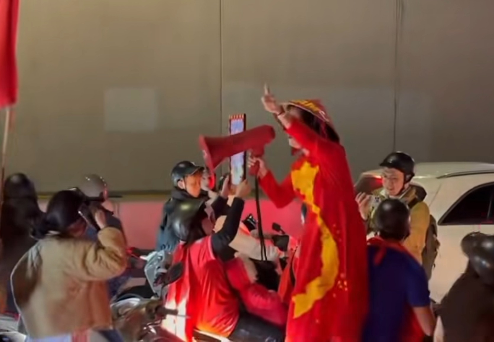 Xác minh clip người phụ nữ đi bão cầm loa hô hào: “Công an ngủ hết rồi, t:í đ:i đ:ua x:e nhé”