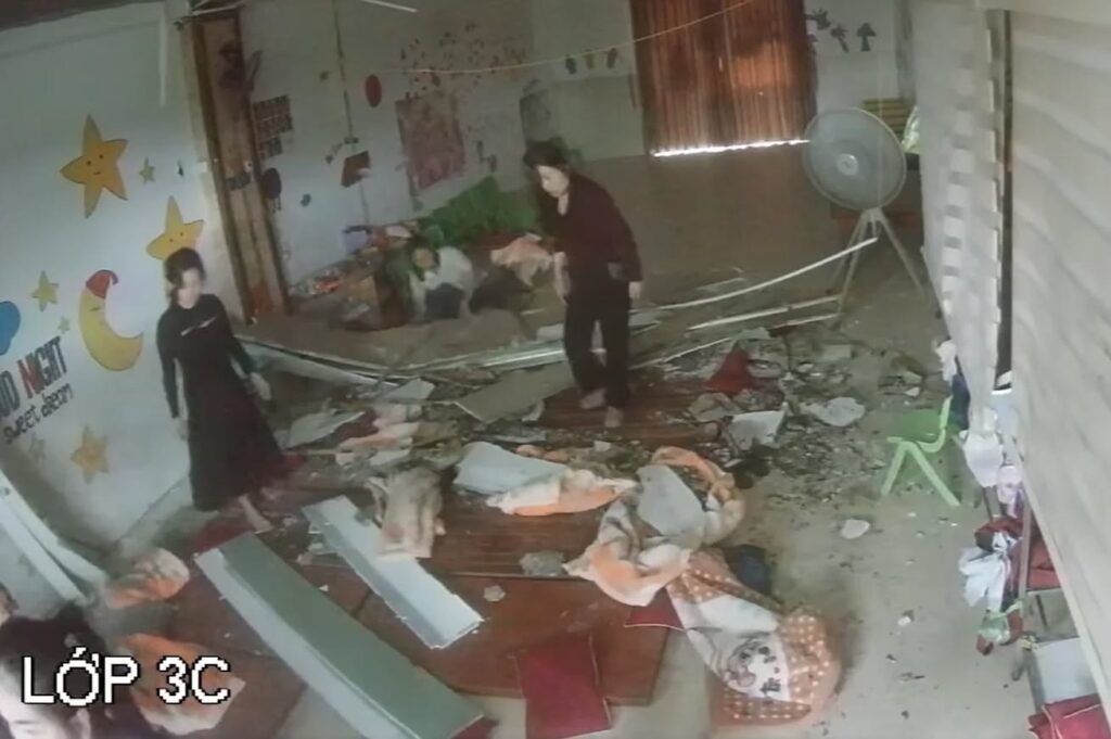 S:ập trần thạch cao tại trường mầm non ở Nghệ An, nhiều trẻ bị đ-e` tr:úng khi đang ngủ trưa