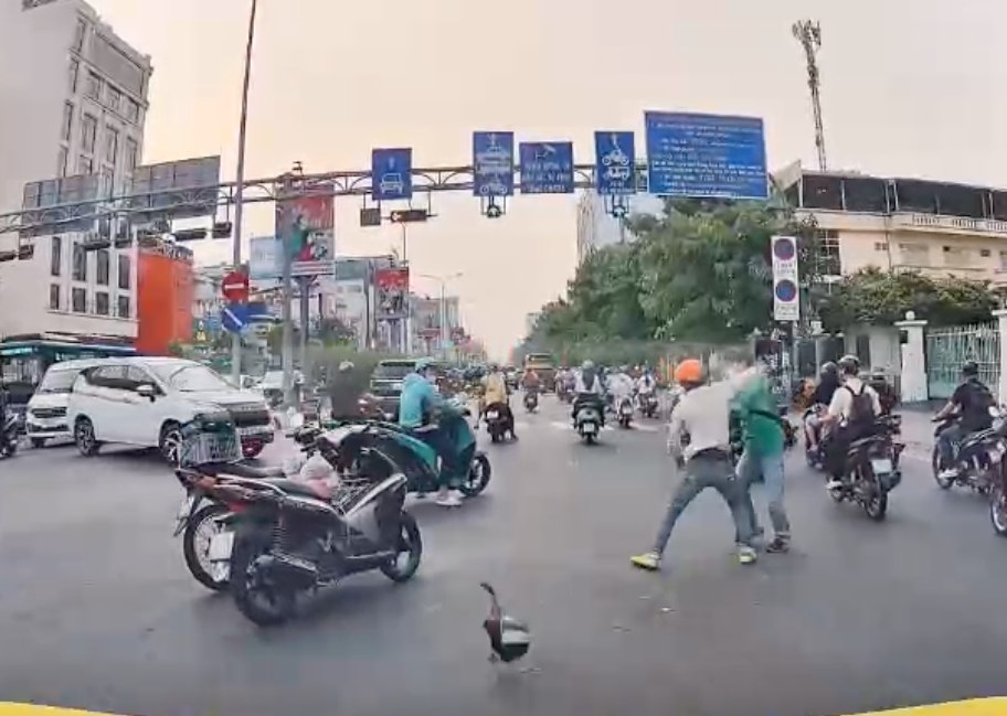 Hai thanh niên đang đi thì xuống tỉ thí võ nghệ, vừa hay có a CSGT đi tới