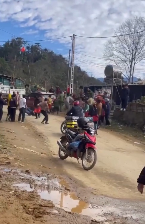 Video hàng xóm tranh chấp đất đai INOVA nhau như phjm