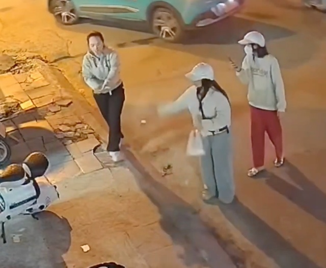 Nhóm phụ nữ rải gạo, muối trước cửa hàng Ninh Bình: Công an mời làm việc, làm rõ nguyên nhân?