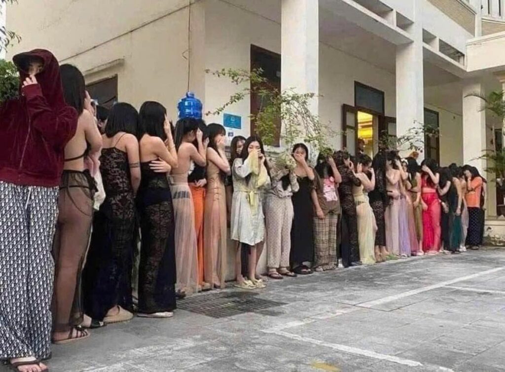 Ơ khu nào đây mà toàn chị em đi họp tổ dân phố thế này