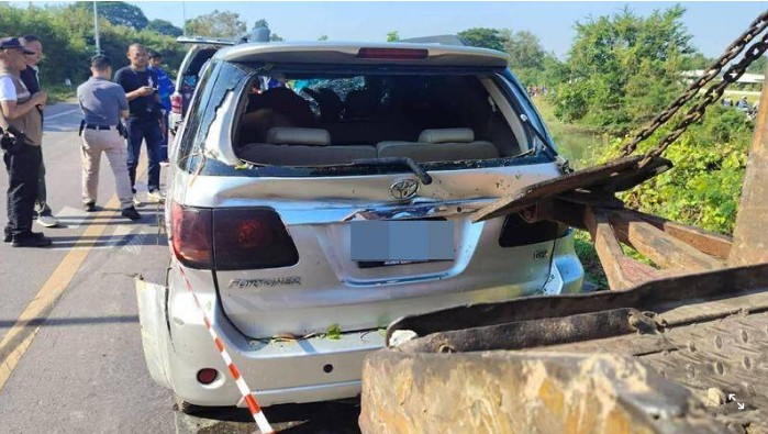 Phát hiện 9 thjthe trong một chiếc xe Toyota ở dưới kênh nước