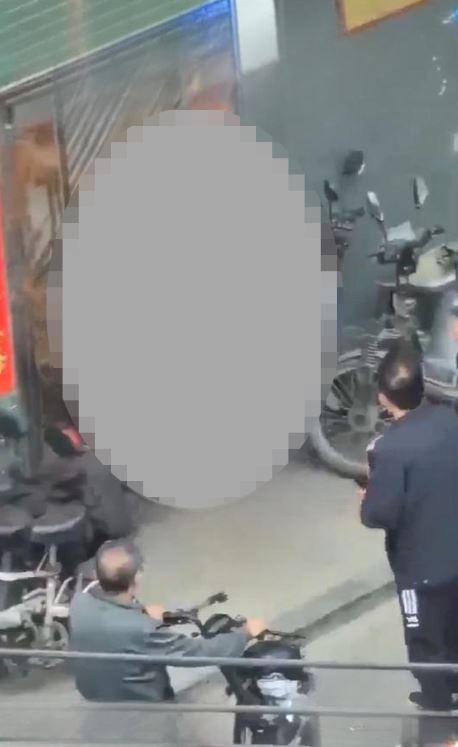 Trung Quốc: Một người cha đã ng/\:ủ với bạn g:ái của con trai mình.