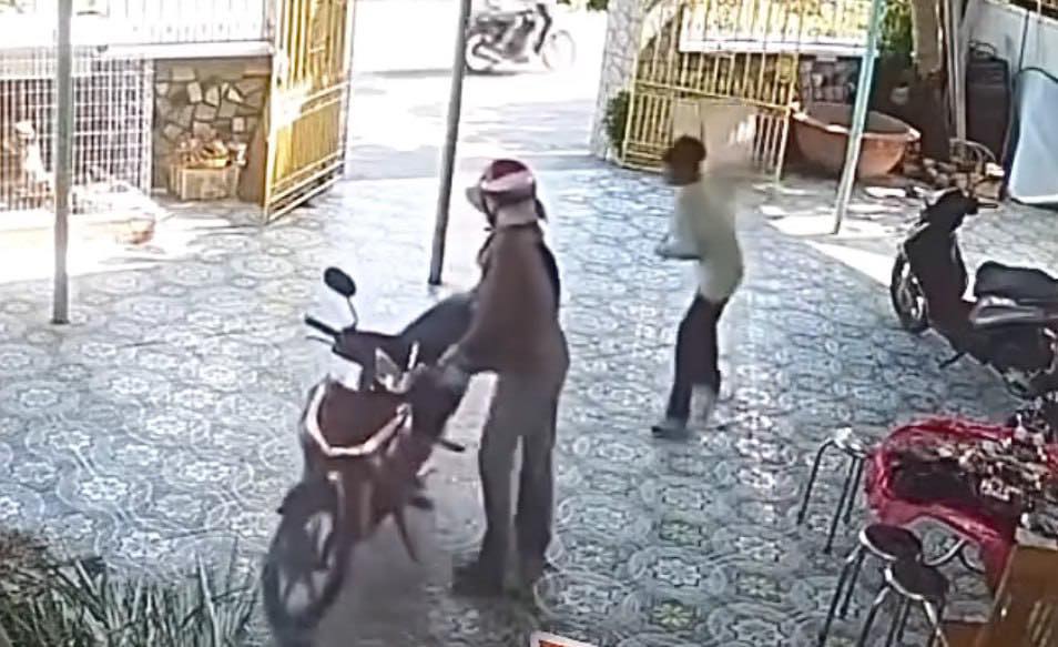 Ck phát hiện vk ng:oạj t:ình vs ng:ười kh:ác nên c:ầm …. r:a t:ay da~maa:n