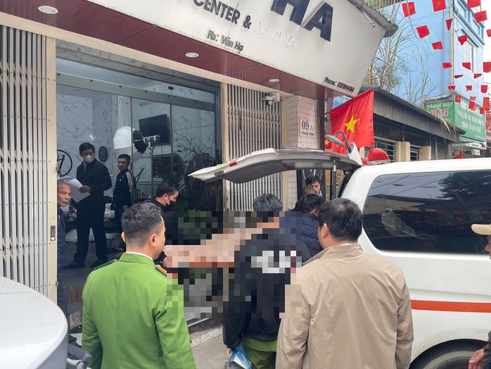 Cô gái trẻ t-ử vo-n-g bất thường tại tiệm phun xăm