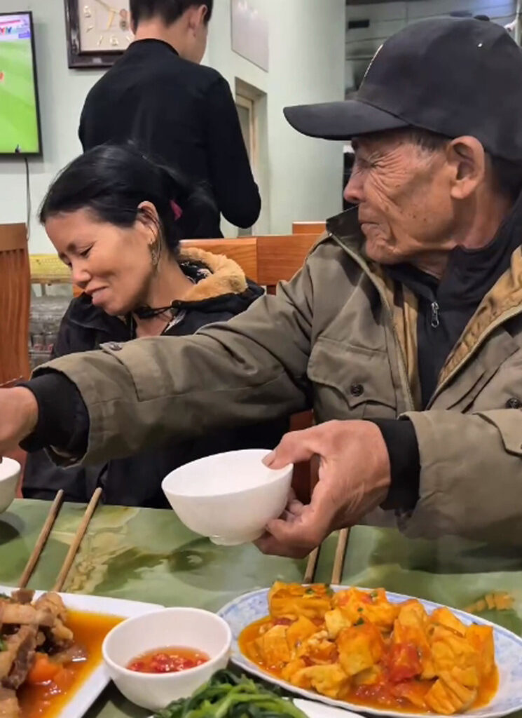 Ông lão 73 tuổi vượt hơn 1.500km từ Đắk Lắk ra Sơn La tìm gặp bạn gái quen qua mạng