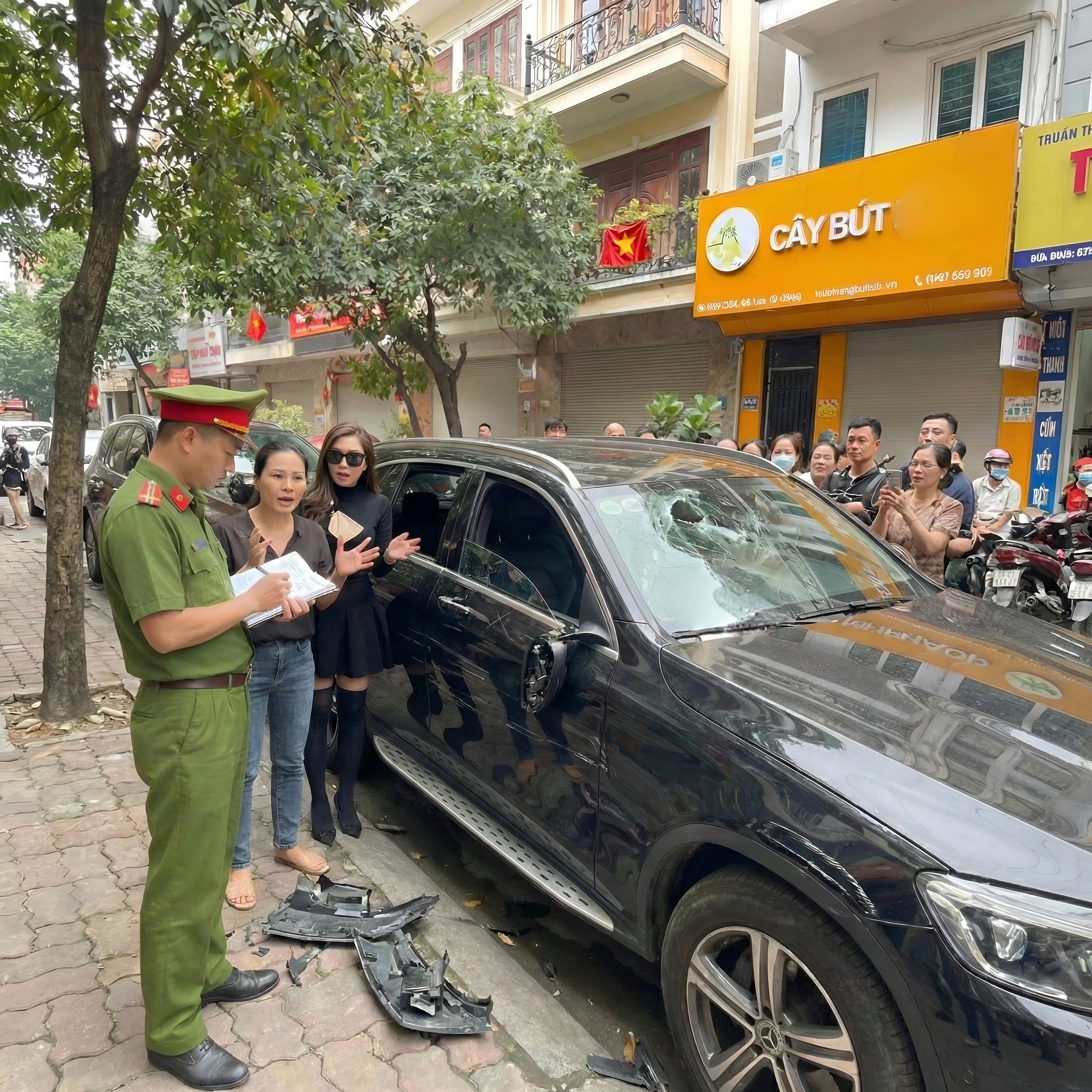 Đỗ xe trước nhà, cả gia đình “bay” Tết vì một phút không kiềm chế!