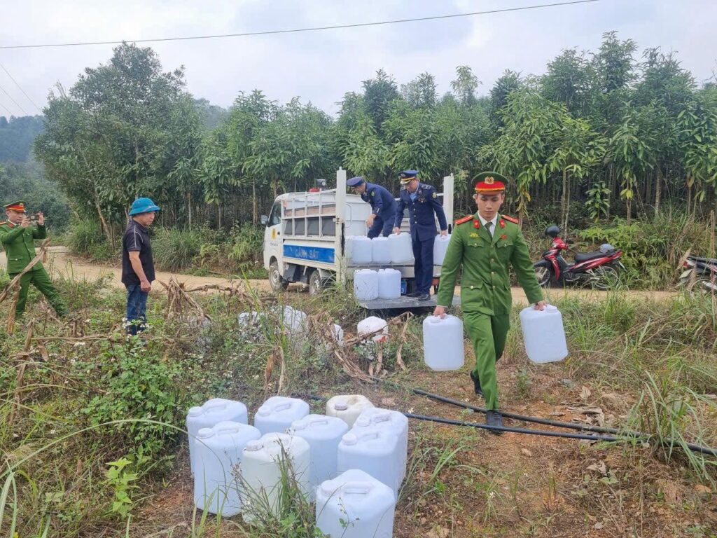 Đội QLTT số 4 Lào Cai phát hiện, xử lý 2.000 lít rượu trắng không rõ nguồn gốc