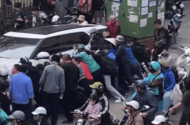 Hiện trường ô tô lùi khiến 2 người thương vong ở Hà Nội: Hàng chục người vây quanh cứu nạn nhân