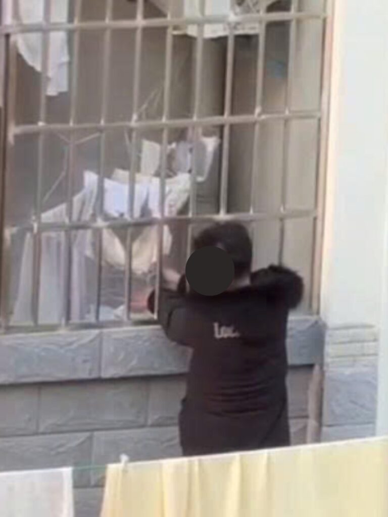 thanh niên mượn đỡ đồ của chị e…chắc về mặt thử xem có vừa ko