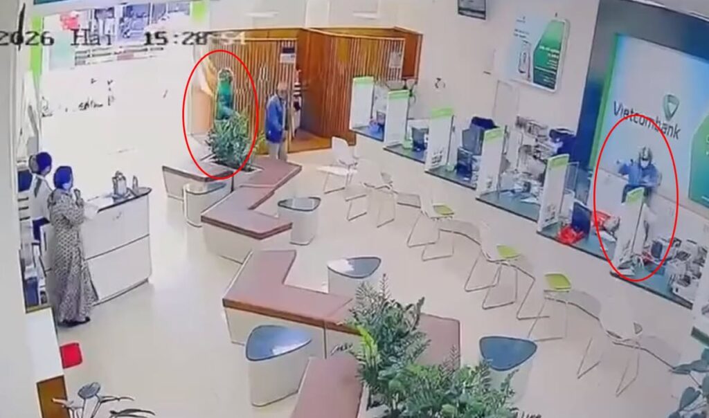 Video 2 thanh niên cầm s:ung C.ư.ớ.p ngân hàng VCB như phjm