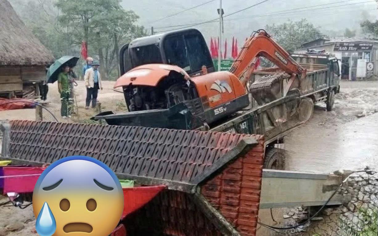 Khung cảnh t:ang th:ương xe tải chở máy xu’c varchạm vào cổng chào thôn kh!en 2 ng tv tại chỗ