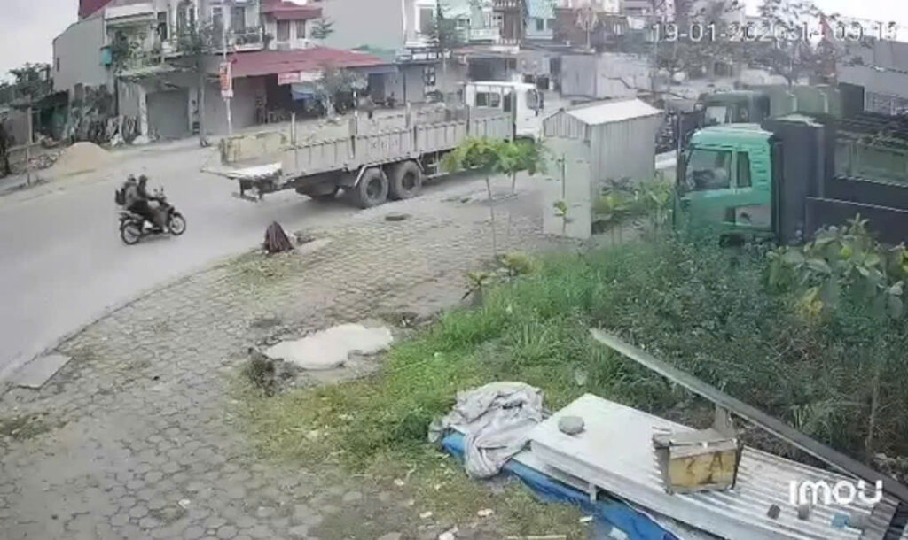 [VIDEO] Cam vụ TNGT thương tâm khi hai người đi xe máy không chú ý xe tải đậu ven đường