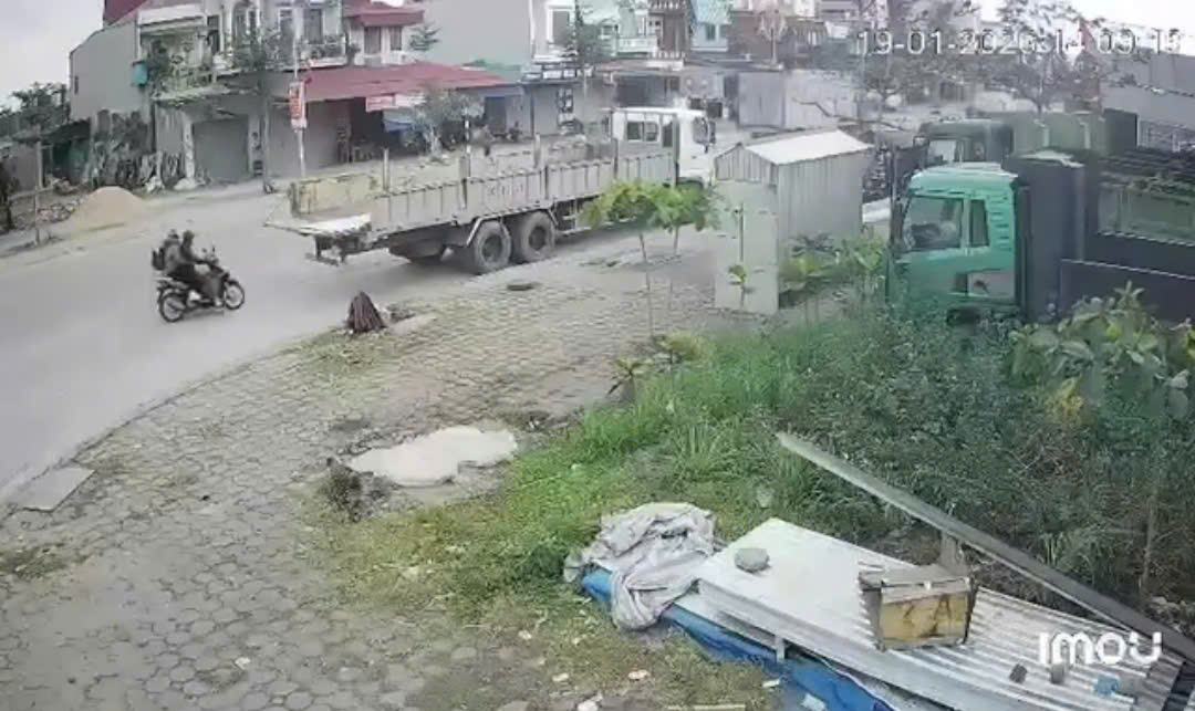 [VIDEO] Cam vụ TNGT thương tâm khi hai người đi xe máy không chú ý xe tải đậu ven đường