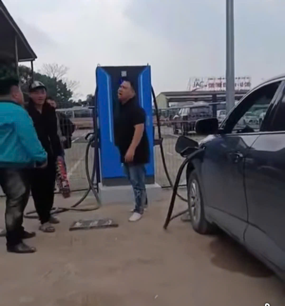 [VIDEO] Tranh nhau trụ sạc xe hai tài xế trình diễn võ thuật