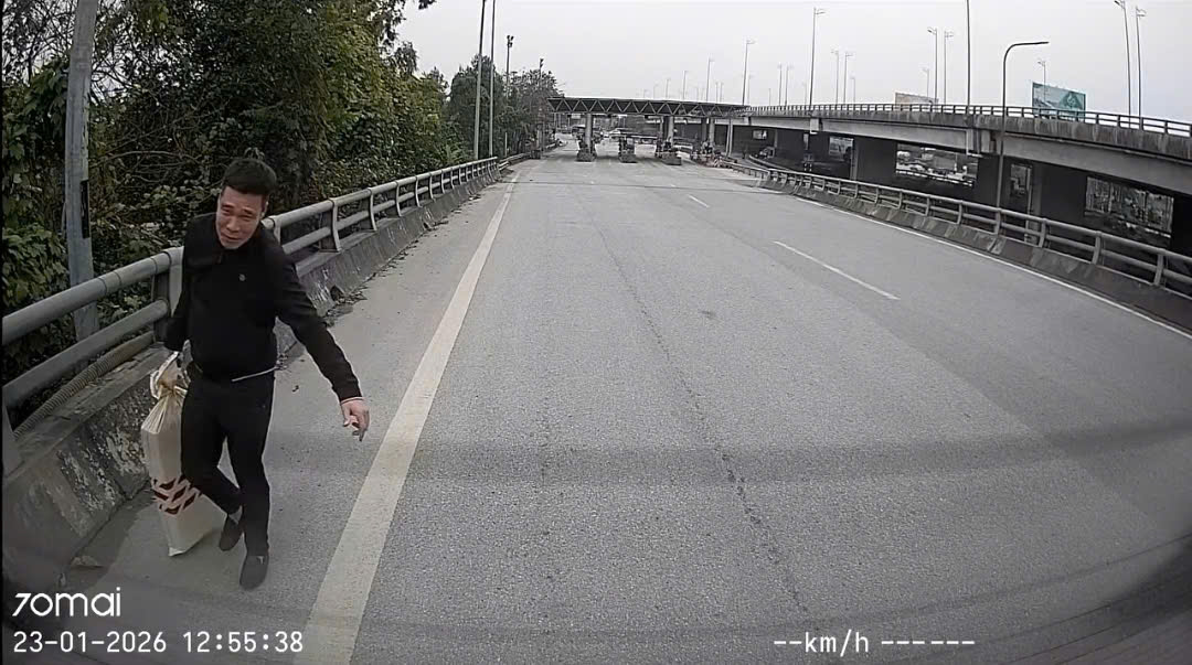 [VIDEO] Đang đi xe qua trạm thu phí người đàn ông nhặt được bao tải chứa 1 tỷ đồng
