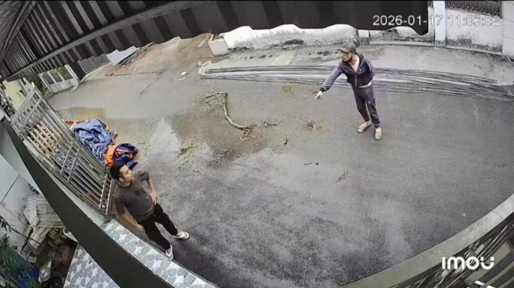 [VIDEO] Sứt mẻ tình hàng xóm chỉ vì chiếc cổng làm không hợp lý