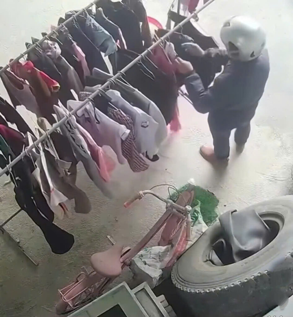 [VIDEO] Thấy nhiều hoa văn lạ mắt phơi ngoài trời, ông chú xin luôn 7 cái về ngâm