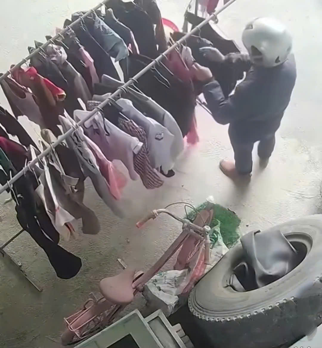 [VIDEO] Thấy nhiều hoa văn lạ mắt phơi ngoài trời, ông chú xin luôn 7 cái về ngâm