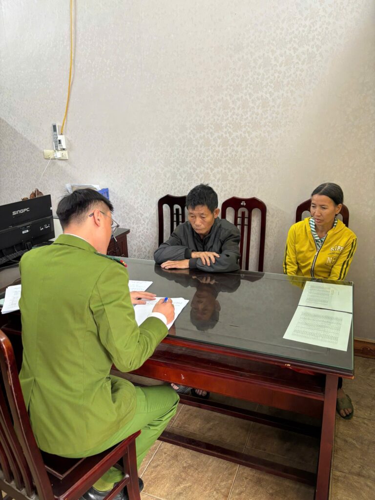 Công an xã Vụ Bản xử lý 2 người dân tự ý thu phí đỗ xe của khách