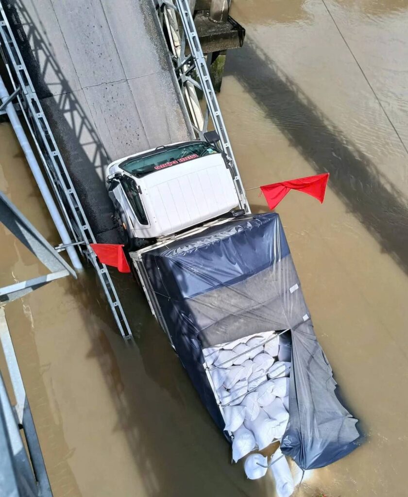 Ngay lúc này: S:ập cầu 30 tháng 4 ở Cần Thơ, đang trục vớt xe tải chở gạo rơi xuống sông