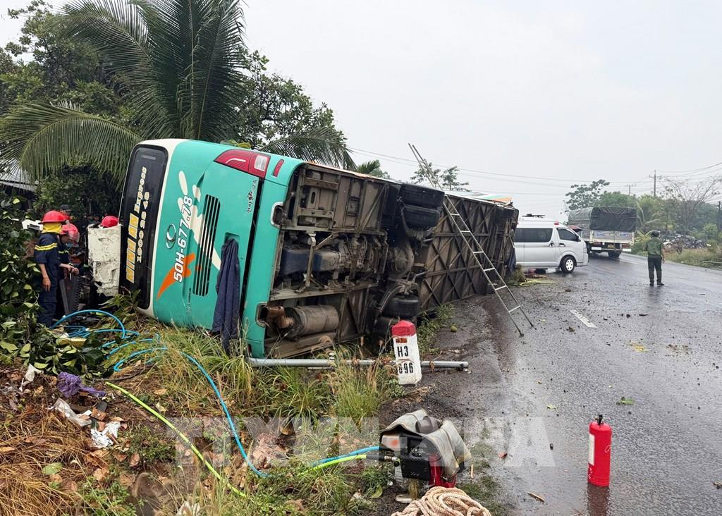 l/ật x/e khách sáng ngày 26/2 trên Quốc lộ 14-3(đoạn qua Đắk Nông) khi một xe khách chở 32 người