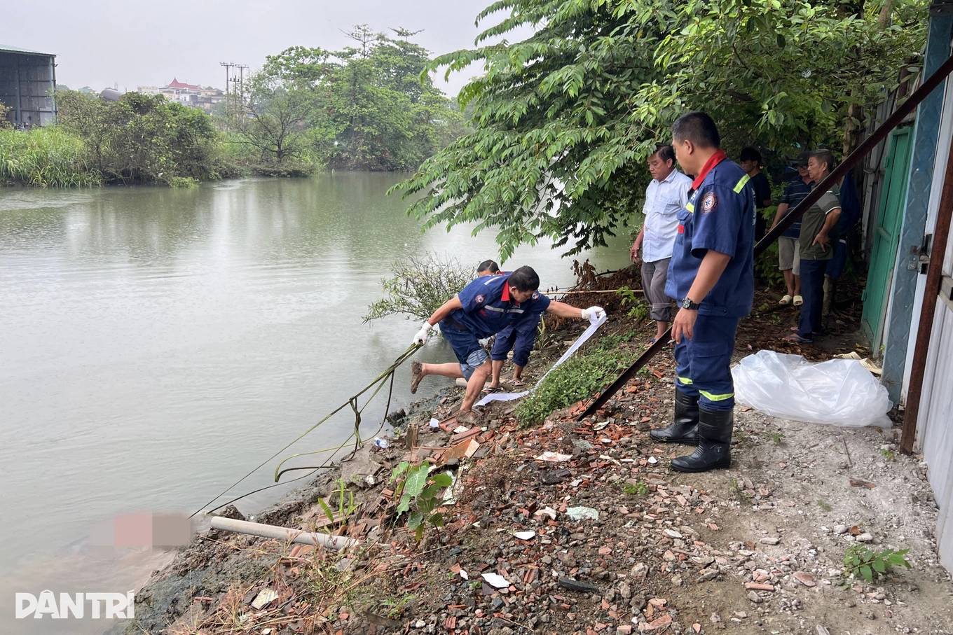 V/ụ th/i th/ể người đàn ông tóc bạc tr/ôi d/ạt trên sông Ngọc: Công an đang xác minh d/anh t/ính