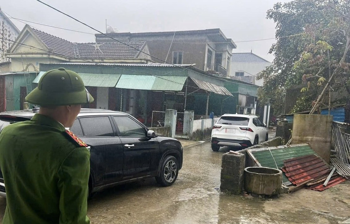 nam tài xế lái thêm xe ra ch/ặn ngõ, tuyên bố “nhà nhiều xe, thích thì đỗ đến mai, ph/ạt 100 triệu cũng được