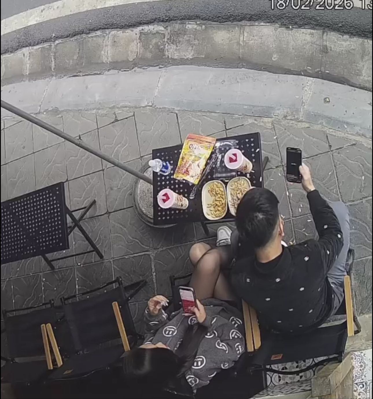 Vid:eo con ruồi chui vào cốc trà sữa