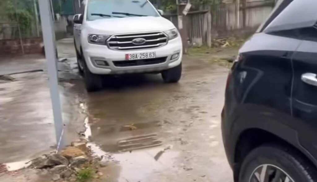 Tài xế đỗ xe chặn lối đi ngày mùng 2 Tết không phải nhân sự thuộc Báo Pháp luật Việt Nam