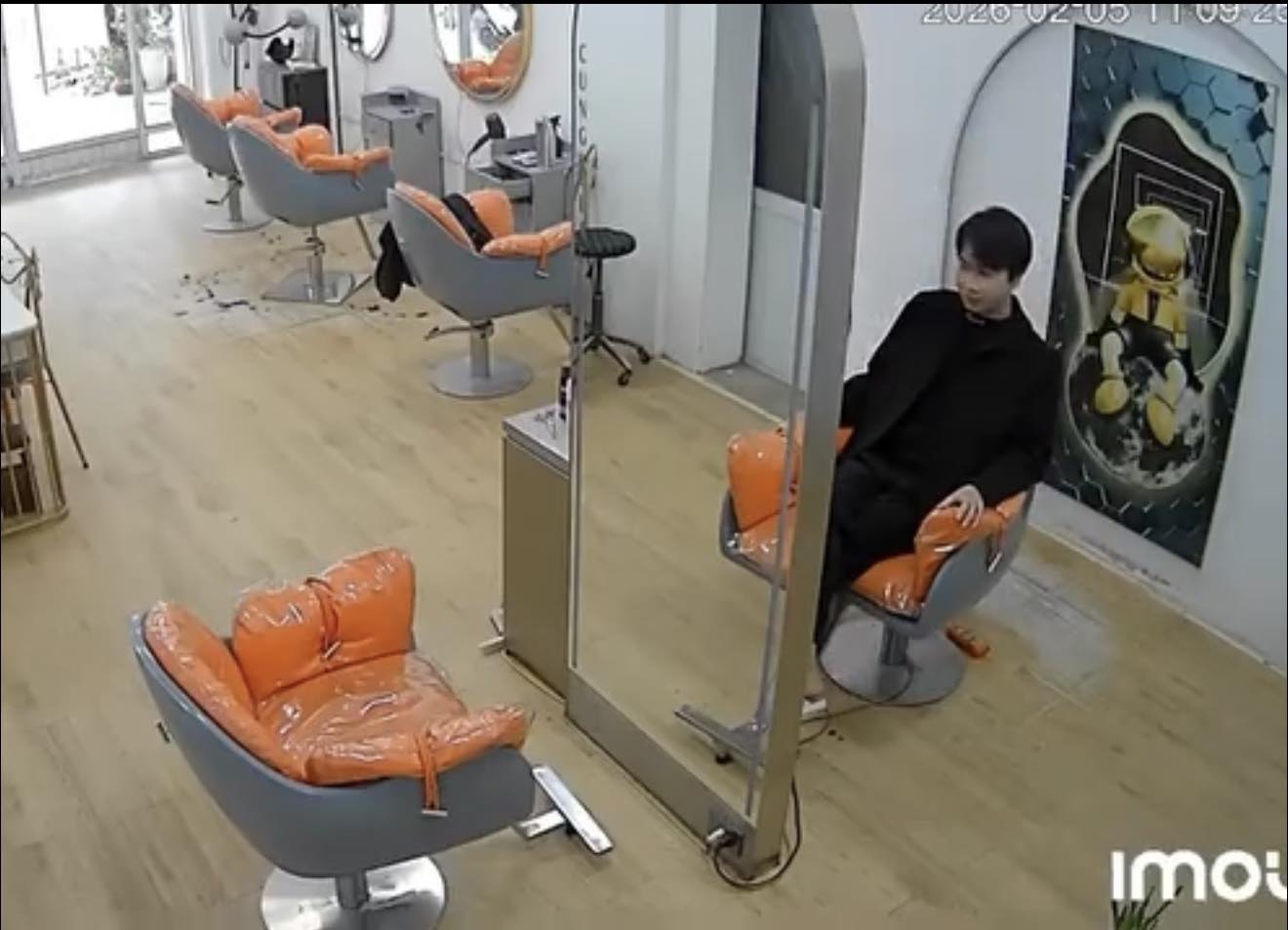 Camera ghi lại sự việc 1 thanh niên đi c:ắt tóc