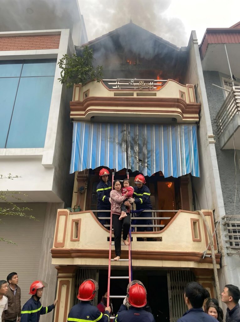 Giải cứu hai mẹ con mắc kẹt trong ngôi nhà cháy sáng mùng 1 Tết