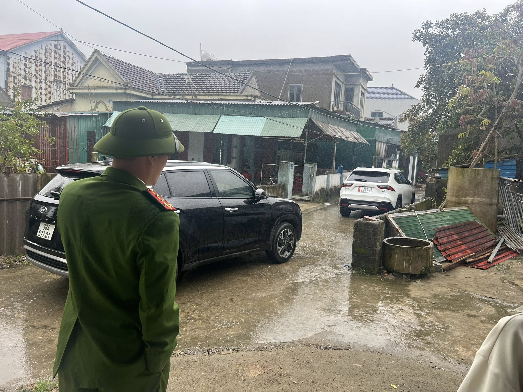 [VIDEO] Người đàn ông đỗ xe giữ đường làng không cho ai đi xe qua, khi lực lượng công an đến giải quyết tiếp tục thách thức
