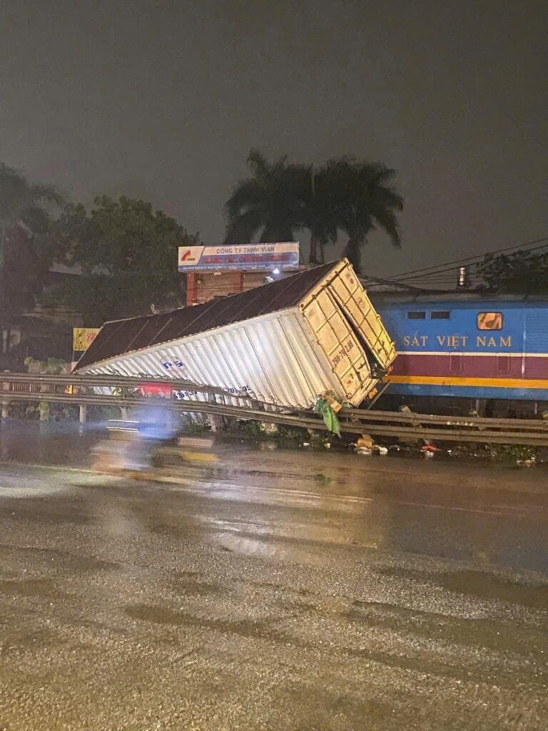 Cận cảnh k/inh h/oàng sự việc Tàu SE3 t/ông xe tải đêm qua