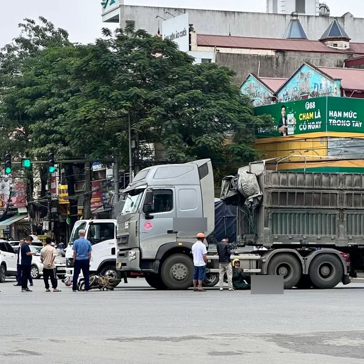 Khoảnh khắc á/m ả/nh: Người chồng ch/ắp tay, qu/ỳ l/ạy bên th/i th/ể vợ…